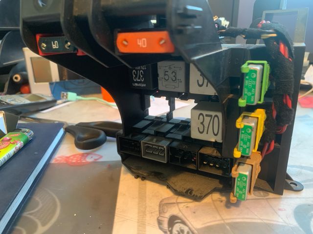 bontott AUDI A8 Biztosítéktábla Motortér