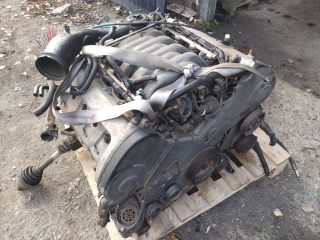 bontott AUDI A8 Motor (Fűzött blokk hengerfejjel)