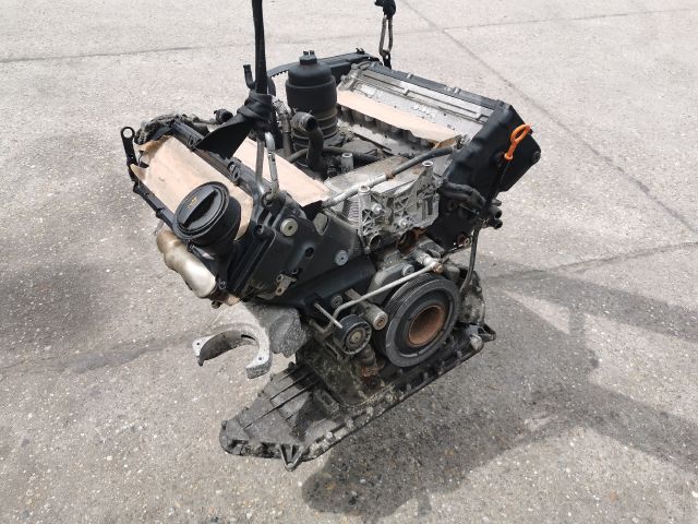 bontott AUDI A8 Motor (Fűzött blokk hengerfejjel)