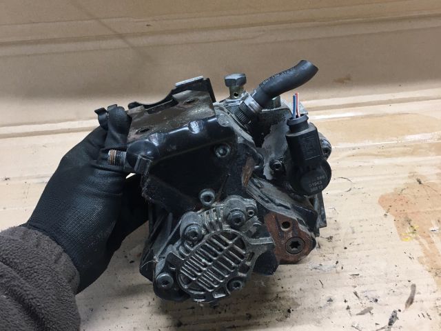 bontott AUDI A8 Üzemanyag Szivattyú