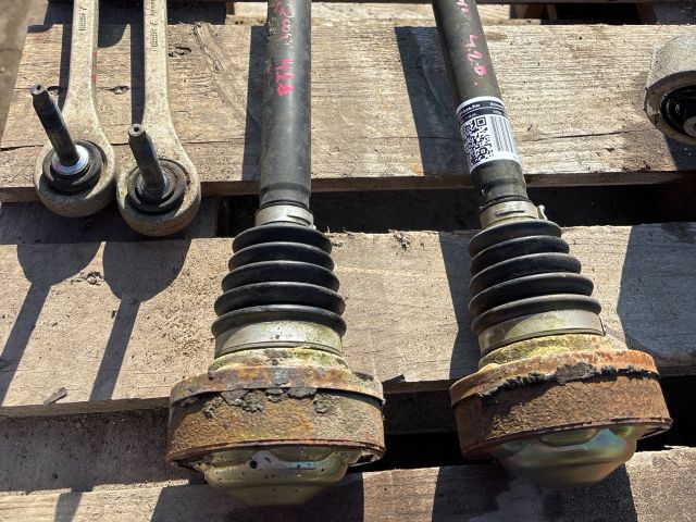 bontott AUDI A8 Bal hátsó Féltengely