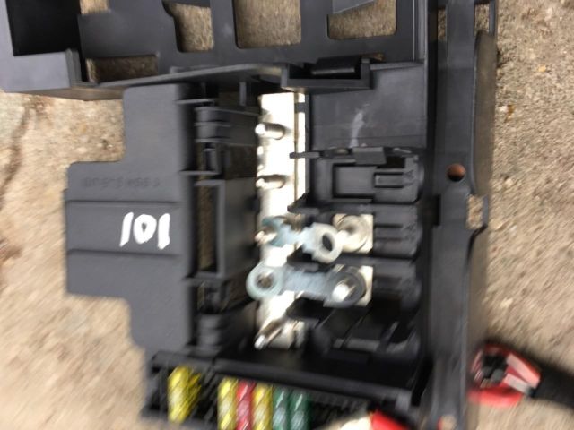 bontott AUDI A8 Biztosítéktábla Motortér