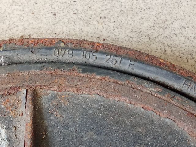 bontott AUDI A8 Főtengely Szíjtárcsa