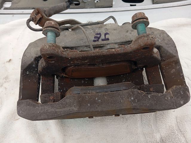 bontott AUDI A8 Jobb első Féknyereg Munkahengerrel