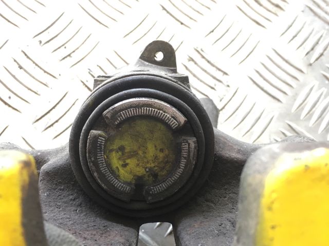 bontott AUDI A8 Jobb hátsó Féknyereg Munkahengerrel