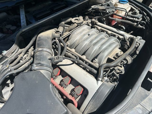 bontott AUDI A8 Motor (Fűzött blokk hengerfejjel)