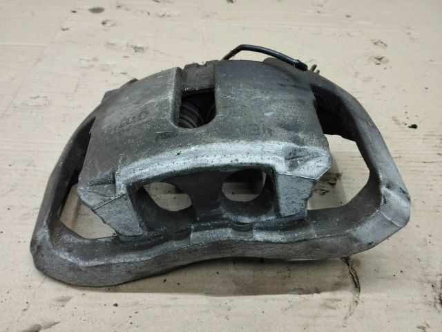 bontott AUDI A8 Bal első Féknyereg Munkahengerrel