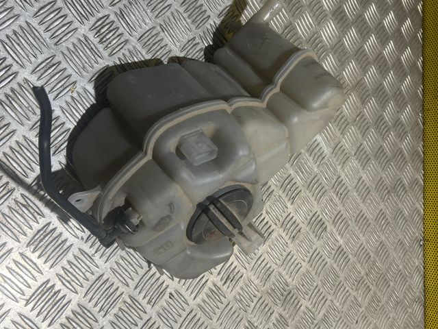 bontott AUDI A8 Kiegyenlítő Tartály