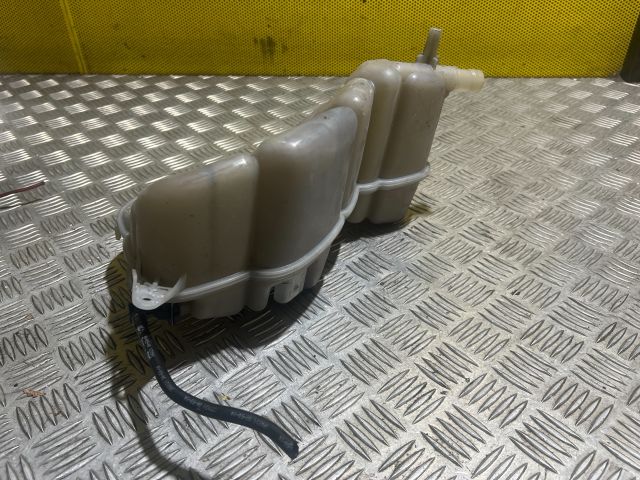 bontott AUDI A8 Kiegyenlítő Tartály