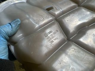 bontott AUDI A8 Kiegyenlítő Tartály