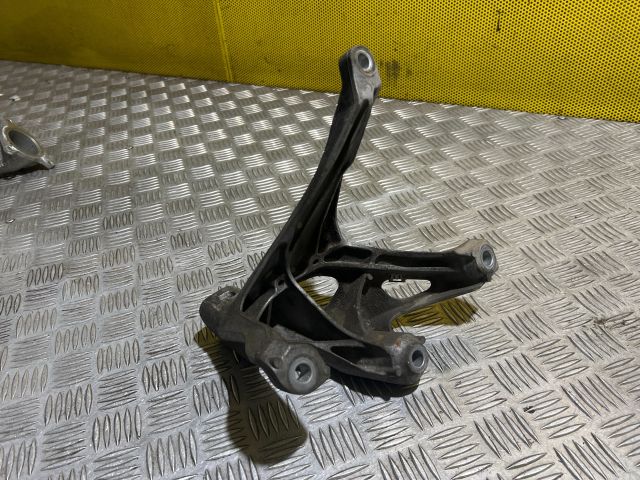 bontott AUDI A8 Motor Tartó Bak Jobb