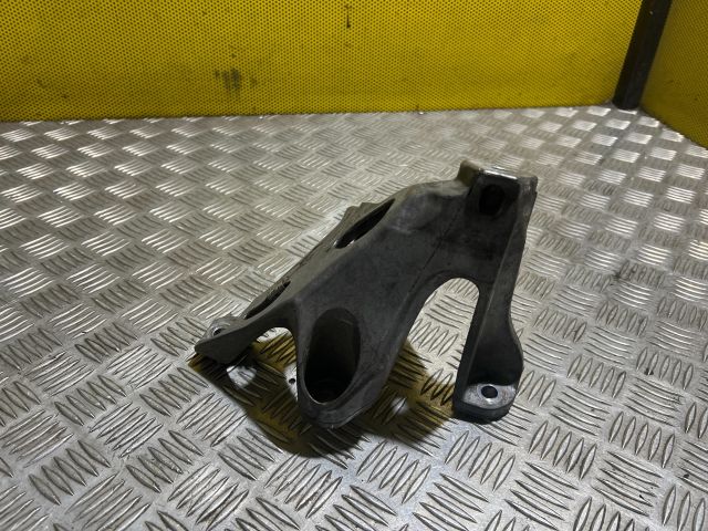 bontott AUDI A8 Motor Tartó Bak Jobb