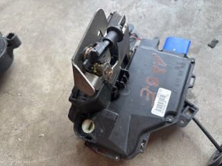 bontott AUDI A8 Bal első Ajtózár