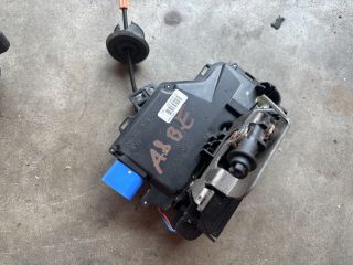 bontott AUDI A8 Bal első Ajtózár