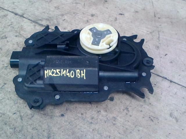 bontott AUDI A8 Bal hátsó Ajtózár Motor