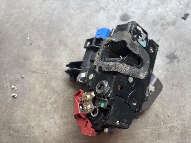 bontott AUDI A8 Bal hátsó Ajtózár