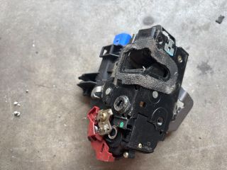 bontott AUDI A8 Bal hátsó Ajtózár