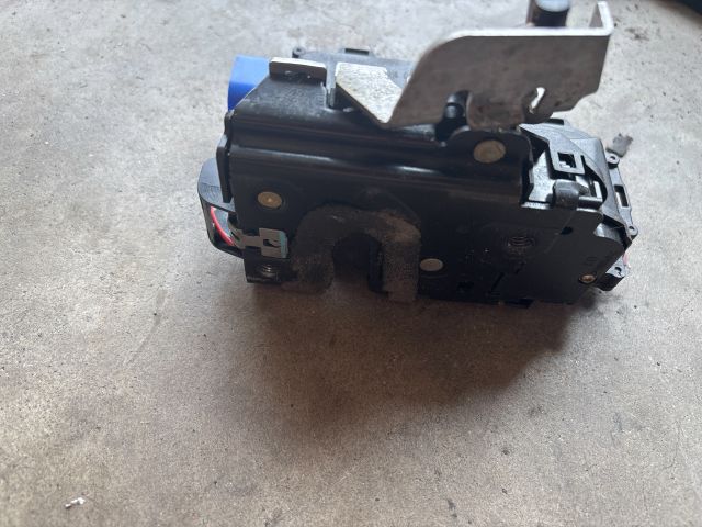 bontott AUDI A8 Bal hátsó Ajtózár