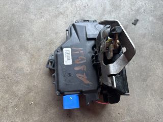 bontott AUDI A8 Bal hátsó Ajtózár