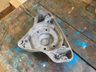 bontott AUDI A8 Bal Lengőkar Tartó