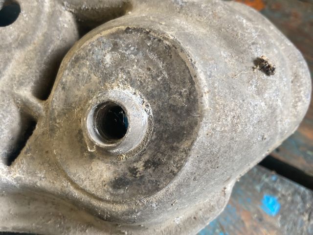 bontott AUDI A8 Bal Lengőkar Tartó