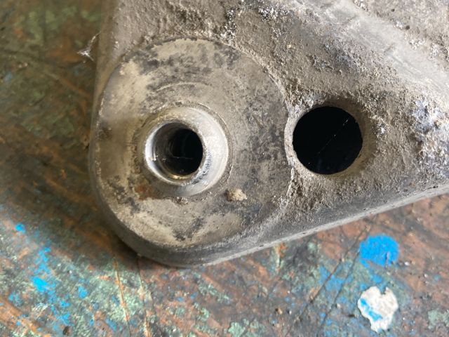 bontott AUDI A8 Bal Lengőkar Tartó