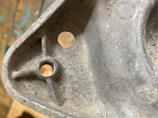 bontott AUDI A8 Bal Lengőkar Tartó