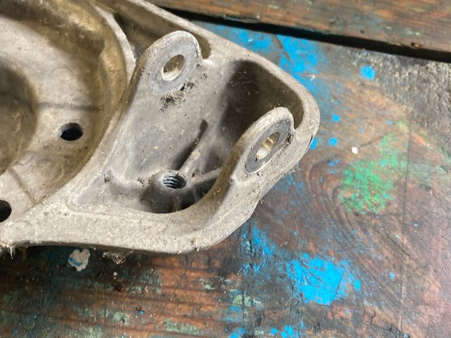 bontott AUDI A8 Bal Lengőkar Tartó