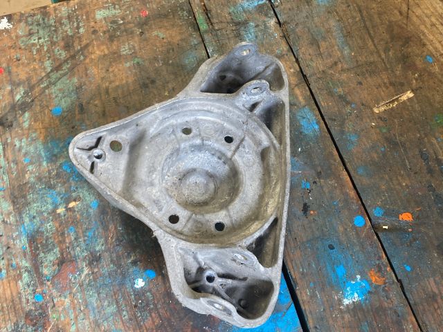 bontott AUDI A8 Bal Lengőkar Tartó