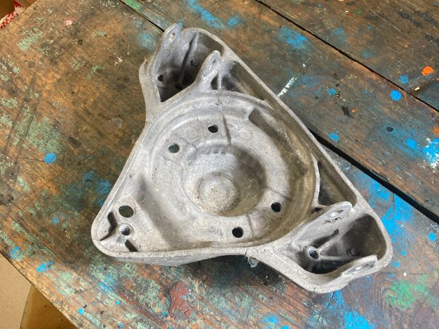 bontott AUDI A8 Bal Lengőkar Tartó