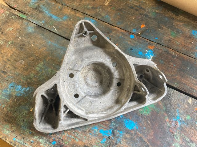 bontott AUDI A8 Bal Lengőkar Tartó