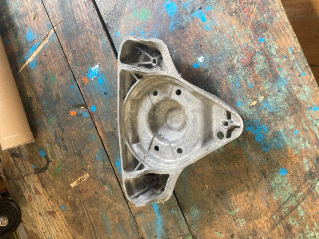 bontott AUDI A8 Bal Lengőkar Tartó