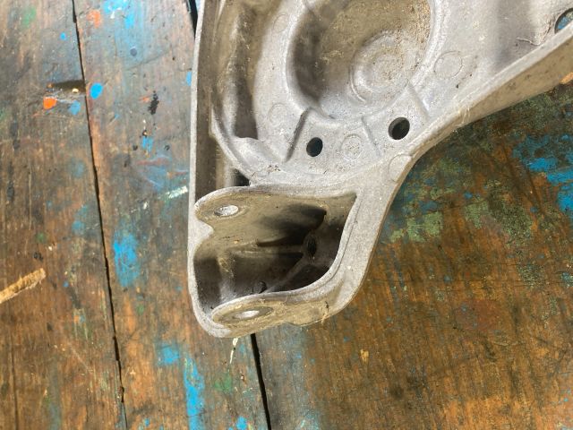 bontott AUDI A8 Bal Lengőkar Tartó