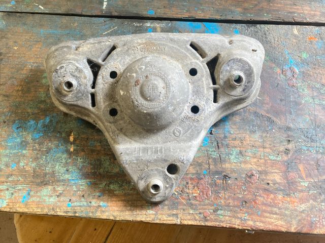 bontott AUDI A8 Bal Lengőkar Tartó