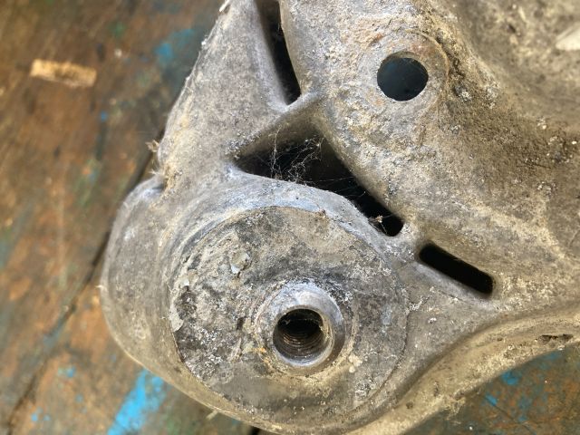 bontott AUDI A8 Bal Lengőkar Tartó