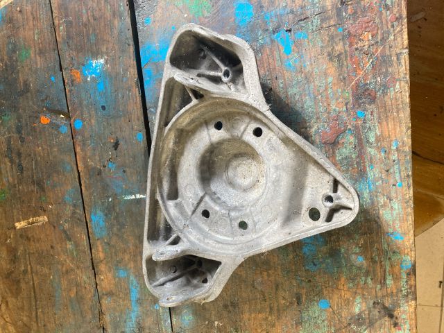 bontott AUDI A8 Bal Lengőkar Tartó