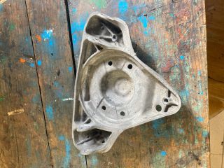 bontott AUDI A8 Bal Lengőkar Tartó