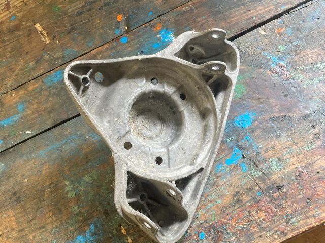 bontott AUDI A8 Bal Lengőkar Tartó