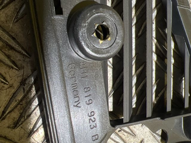 bontott AUDI A8 Bal Szellőző Keret