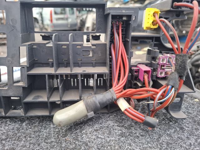 bontott AUDI A8 Biztosítéktábla Csomagtér