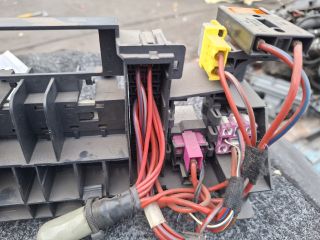 bontott AUDI A8 Biztosítéktábla Csomagtér