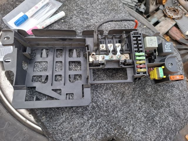 bontott AUDI A8 Biztosítéktábla Csomagtér