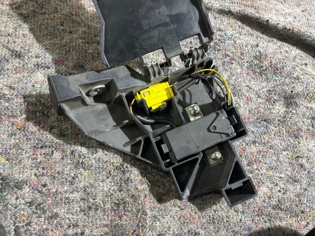 bontott AUDI A8 Biztosítéktábla Doboz