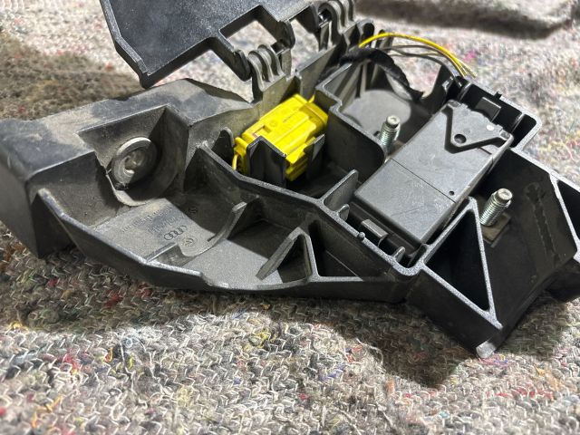 bontott AUDI A8 Biztosítéktábla Doboz