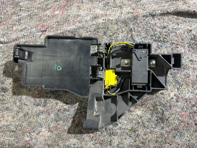 bontott AUDI A8 Biztosítéktábla Doboz