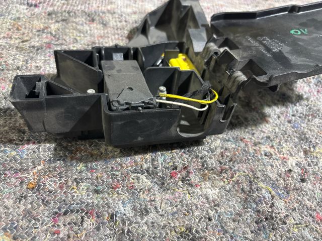 bontott AUDI A8 Biztosítéktábla Doboz