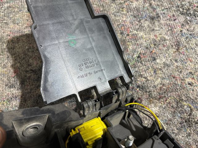 bontott AUDI A8 Biztosítéktábla Doboz