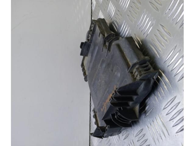 bontott AUDI A8 Biztosítéktábla Fedél