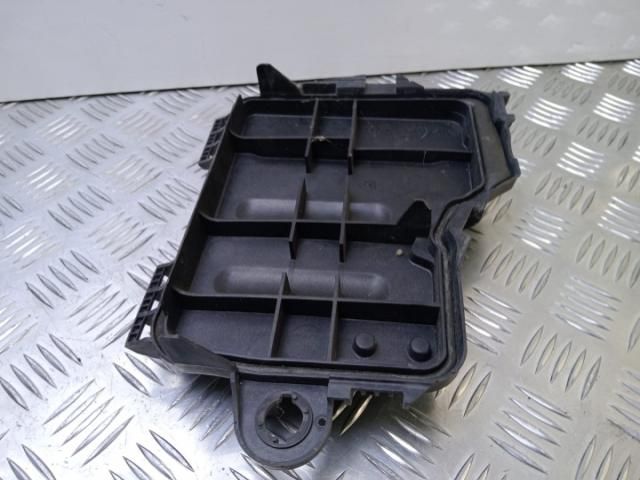 bontott AUDI A8 Biztosítéktábla Fedél