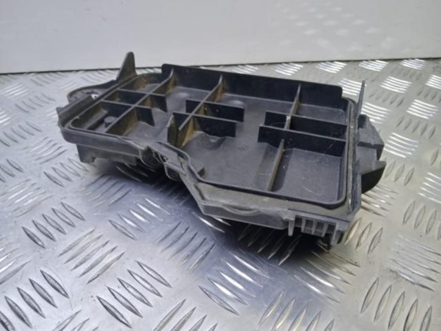 bontott AUDI A8 Biztosítéktábla Fedél